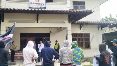 Unjuk rasa meminta Bawaslu Kota Bekasi tegas menangani kasus dugaan pelanggaran pemilu, Bekasi Barat, Kota Bekasi, Kamis (21/3/2019). (ayobekasi.net/Ananda MF)