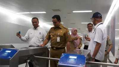 Gubernur DKI Jakarta Anies Baswedan saat meninjau MRT. (Antara)