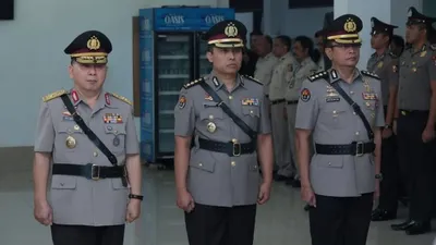 Kombes Pol Syahar Diantono resmi menjabat sebagai Kepala Biro Pengelola Informasi dan Dokumentasi (PID) Divhumas Polri usai menjalankan serah terima jabatan di Mabes Polri, Jakarta, Jumat (29/3/2019). (Antara)