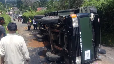Truk tergulimg di Jalan Raya Ciburial-Batulayang (Dok. polres Bogor)