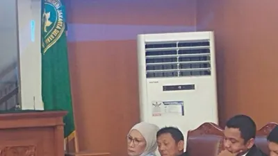 Ratna Sarumpaet terdakwa penyeberan berita bohong menghadiri persidangan di PN Jaksel (Foto ANTARA/ Alya Rahma Widyanti)