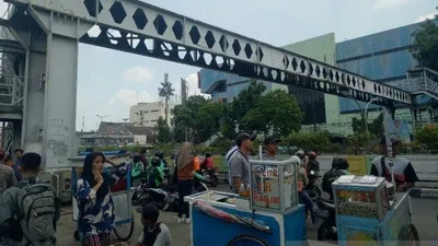 Pedagang asongan berjualan di bawah jembatan penyeberangan orang (JPO) Pasar Minggu, Jakarta Selatan, Kamis (4/4/2019) (ANTARA News/Fathur Rochman)
