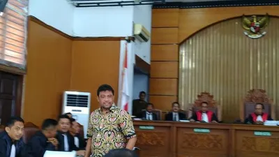 Presiden Konfederasi Serikat Pekerja Indonesia (KSPI), Said Iqbal, memberikan kesaksiannya terhadap kasus penyebaran berita bohong melalui media elektronik oleh terdakwa Ratna Sarumpaet di Pengadilan Negeri (PN) Jakarta Selatan, Selasa (9/4). (Foto ANTARA/ Citra Maharani Herman)
