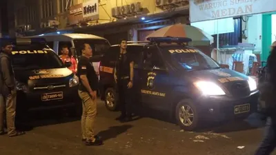 Satuan Reskrim Polres Metro Jakarta Barat menangkap belasan preman yang diduga terlibat pengeroyokan terhadap seorang pemuda bernama Ari Kuswanto (23) pada Minggu (7/4) malam, di Cengkareng, Jakarta Barat. (Foto: ANTARA/Istimewa)
