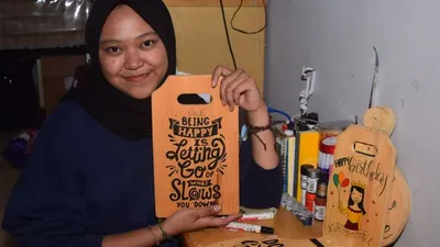 Mella menunjukan talenan hias karyanya (Dokumentasi Pribadi).