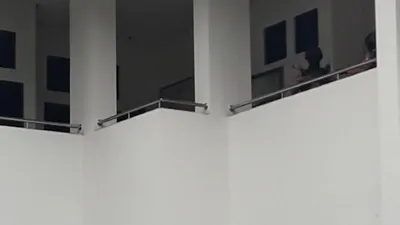 Sedikitnya 15 orang menggunakan rompi Komisi Pemberatasan Korupsi (KPK) menggeledah kantor ruang Wali Kota Tasikmalaya, Budi Budiman, Rabu (24/4/2019). Mereka membawa beberapa koper besar langsung masuk ke ruang Wali kota di lantai dua sebelah kiri gedung Bale Kota Tasikmalaya.