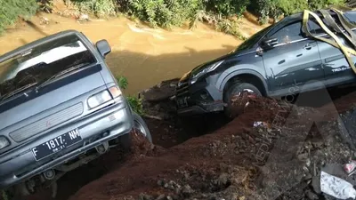 Longsor Cijujung Bogor, Tiga Kendaraan Terseret ke Sungai. (ayobogor.com/Husnul Khatimah)