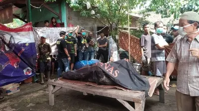 Jasad Ebil (7) dipulangkan ke rumah duka setelah evakuasi dari Kali Jejalen di Tambun Utara, Senin (30/4/2019). (ayobekasi.net/Ananda MF)