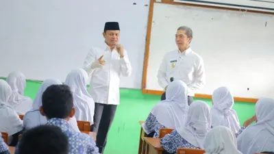Bima Arya saat memberikan materi pelajaran antikorupsi di SMP N 7. (ayobogor.com/Husnul Khatimah)
