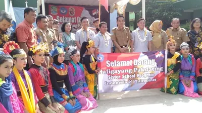 Penyambutan tiga guru asal Filipina ke SMP Negeri 39 Kota Bekasi dalam rangka program pertukaran guru yang dicanangkan pemerintah pusat, Senin (13/5/2019). (ayobekasi.net/Ananda MF)