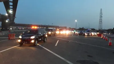 Pembukaan contraflow di kilometer 29 Tol Jakarta-Cikampek, Kamis (30/5/2019). (Jasa Marga)