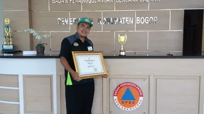 Puarman, penggiat lingkungan sungai Cikeas-Cileungsi yang dikenal sebagai Ketua Komunitas Peduli Sungai Cileungsi Cikeas (KP2C) diganjar penghargaan Penggiat Relawan Bencana Kabupaten Bogor 2019 oleh Bupati Bogor, Ade Yasin. (ayobogor.com)