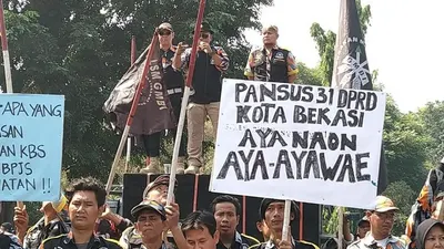 Massa aksi GMBI menolak integrasi KS-NIK dengan BPJS di depan Gedung DPRD Kota Bekasi, Rabu (19/9/2019).