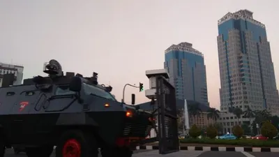 Truk Polisi sedang melintas dekat Patung Arjuna Wijaya untuk mengamankan sidang putusan Perselisihan Hasil Pemilihan Umum (PHPU) Pilpres 2019 di depan Gedung Mahkamah Konstitusi, Jakarta, Kamis (27/6/2019). (ANTARA/Satyagraha)