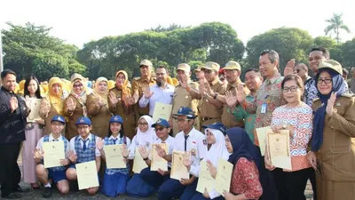 Para peraih nilai UNBK tertinggi usai menerima penghargaan dari Wali Kota Bekasi di Plaza Pemerintah Kota Bekasi, Senin (1/7/2019). (dok. Humas Setda Kota Bekasi)