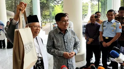 Wapres M Jusuf Kalla menyerahkan Dokumen yang berisi tentang informasi tugas-tugas sebagai Wakil Presiden , baik secara Struktural, Inisiatif dan Penugasan khusus dari Presiden kepada Wapres Terpilih KH Ma'ruf Amin di Kantor Wapres,Jalan Medan Merdeka Utara, Jakarta Pusat, Kamis (04/07/2019). (istana Wapres)
