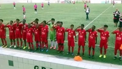 Pemain Timnas Pelajar U-15 Kemenpora memberi hormat usai menundukkan wakil dari tuan rumah, GDS de Cascais di Estoril, Portugal, Kamis waktu setempat melalui drama adu penalti dengan skor akhir 7-6. ANTARA/Kemenpora
