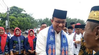 Anies Besuk Petugas PPSU yang Tertabrak Motor