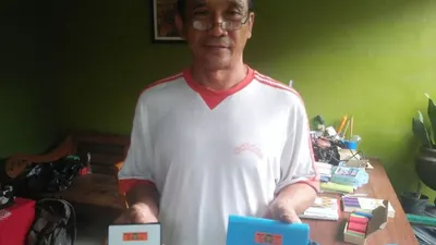 Joko Susilo memperlihatkan powerbank hasil buatannya yang memanfaatkan daya dari limbah baterai laptop.  (ayobekasi.net/Ananada MF)