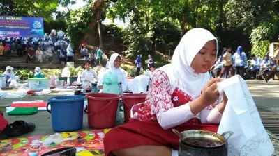 Pelajar di Bogor Meriahkan Hardiknas dengan Lomba Membatik