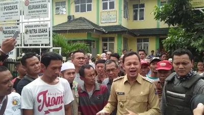 Bima Arya saat mendatangi warga Pulo Geulis. (ayobogor.com/Husnul Khatimah)