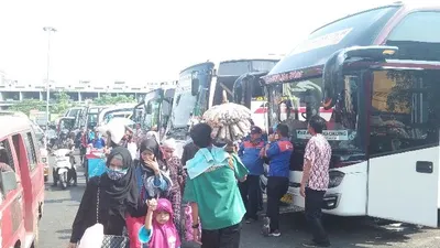 Para pemudik mulai kembali berdatangan ke Kota Bekasi terlihat di Terminal Induk Kota Bekasi, Selasa (11/6/2019).