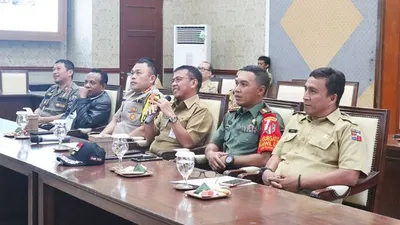 Pemerintah Kota (Pemkot) Bogor bersama unsur jajaran pimpinan TNI/Polri dan Panwaslu kembali melaksanakan video conference antara Pemerintah Provinsi (Pemprov) Jawa Barat (Jabar) bersama dengan Pemerintah Daerah Kabupaten/Kota se-Jabar di ruang Paseban Sri Bima, Balai Kota Bogor, Selasa (16/04/2019). (ayobogor.com/Husnul Khatimah)