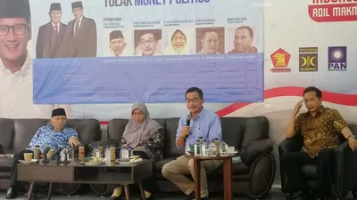 Amien Rais (kiri, batik biru). (Antara)