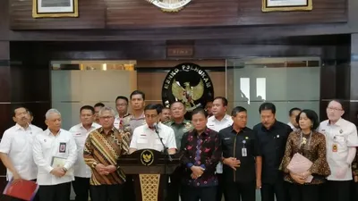 Menko Polhukam Wiranto (di podium)