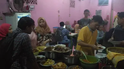 Warung nasi uduk Bang Bule di Jalan Mayor Oking, Pasar Proyek, Bekasi Timur, Kota Bekasi. (ayobekasi.net/Ananda MF)