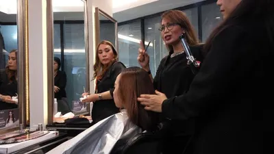 Pengajar make up Johnny School and Training, Erlina (memegang gunting).