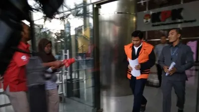 Anggota Komisi VI DPR RI Bowo Sidik Pangarso (rompi jingga), salah satu kasus suap pengangkutan bidang pelayaran untuk kebutuhan distribusi pupuk menggunakan kapal PT Humpuss Transportasi Kimia (HTK). (Antara/Benardy Ferdiansyah)