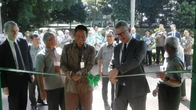 Direktur Jenderal IRRI Dr Matthew Morell dan Kepala Badan Penelitian dan Pengembangan (Balitbang) Kementerian Pertanian Dr Fadjry Djufry saat membuka kantor IRRI (International Rice Research Institute) di Bogor, Senin (1/4/2019) (IRRI)