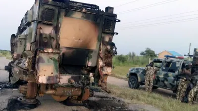 Sebuah kendaraan militer rusak di Kota Gudumbali setelah serangan oleh para anggota ISIS di Afrika Barat (ISWA), Nigeria, 11 September 2018. (REUTERS/Kolawole Adewale)