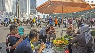 Ilustrasi--  Pedagang kaki lima (PKL) berjualan di jalan saat Hari Bebas Kendaraan Bermotor atau car free day (CFD) di kawasan Bundaran HI, Jakarta, Minggu (5/5/2019). Kurangnya pengawasan petugas menyebabkan banyak PKL yang berjualan tidak pada tempat yang telah disediakan oleh Pemprov DKI Jakarta sehingga mengganggu aktivitas warga yang berolahraga. ANTARA FOTO/Aprillio Akbar/ama.