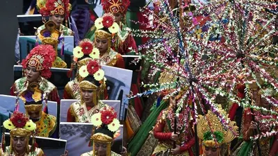Peserta festival budaya Jakarnaval 2019 melintas di Jalan M.H. Thamrin, Jakarta, Minggu (30/6/2019). (ANTARA FOTO/Galih Pradipta/wsj).
