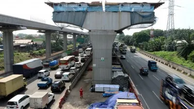 Ilustrasi--Sejumlah kendaraan melintas di bawah konstruksi pembangunan jalan tol layang (Elevated) di KM 14 Jalan Tol Jakarta-Cikampek, Kota Bekasi, Jawa Barat, Kamis (28/3/2019). Kementerian Pekerjaan Umum dan Perumahan Rakyat (PUPR) menargetkan konstruksi fisik infrastruktur tol layang sepanjang 39 kilometer itu rampung pada Juli 2019. ANTARA FOTO/Andi Firdaus/wsj/ hp.