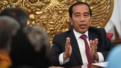 Presiden Joko Widodo menjawab pertanyaan saat wawancara khusus dengan Perum LKBN Antara di Istana Merdeka, Jakarta, Rabu (12/6/19). Presiden memaparkan sejumlah program kerja dan membahas isu-isu terkini. ANTARA FOTO/Wahyu Putro A/pras.