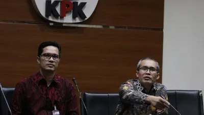 Wakil Ketua KPK, Alexander Marwata (kanan) bersama juru bicara KPK Febri Diansyah (kiri) memberikan keterangan kepada wartawan terkait dengan penetapan tersangka baru, di gedung Komisi Pemberantasan Korupsi, Jakarta, Jumat (1/3/2019). KPK kembali menetapkan korporasi PT. Merial Esa sebagai tersangka baru terkait pengembangan penanganan perkara dugaan suap terhadap anggota DPR RI periode 2014-2019 Fayakhun Andriadi, dalam tindak pidana korupsi proyek pengadaan alat monitoring satelit di Bakamla yang dibiayai