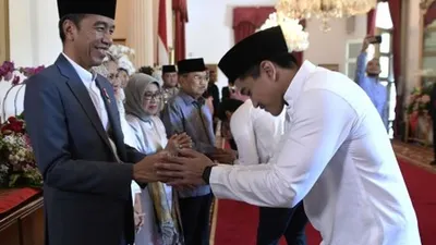 Presiden Joko Widodo (kiri) berhalalbihalal dengan putra bungsu Kaesang Pangarep (kanan) di Istana Negara, Jakarta, Rabu (5/6/19). Presiden bersama Ibu Negara Iriana Joko Widodo, Wakil Presiden Jusuf Kalla dan Ibu Mufidah Kalla menggelar halalbihalal Idufitri 1 Syawal 1440 Hijriah di Istana Negara yang terbuka bagi masyarakat umum maupun pejabat negara. ANTARA FOTO/Puspa Perwitasari/hp.