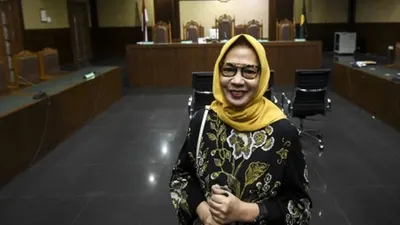 Terdakwa kasus dugaan korupsi investasi perusahaan di blok Basker Manta Gummy (BMG) Australia tahun 2009, Karen Agustiawan berjalan untuk menjalani sidang lanjutan di Pengadilan Tipikor, Jakarta, Senin (10/6/2019). Mantan Dirut Pertamina tersebut menjalani sidang dengan agenda pembacaan putusan oleh majelis hakim. ANTARA FOTO/Muhammad Adimaja/foc.