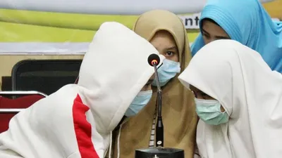 Empat dari 12 siswi SMU yang diduga menjadi pelaku dan saksi dalam kasus penganiayaan siswi SMP berinisial AU (14) berdiskusi di sela jumpa pers yang digelar di Mapolresta Pontianak, Kalimantan Barat, Rabu (10/4/2019). Sebanyak 12 siswi SMU menjalani pemeriksaan kepolisian terkait dugaan penganiayaan yang terjadi di dua tempat berbeda yaitu halaman parkir di Jalan Sulawesi dan Taman Akcaya di Kota Pontianak pada Jumat (29/3/2019). ANTARA FOTO/Jessica Helena Wuysang/foc. (JESSICA HELENA WUYSANG/JESSICA HELEN