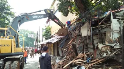 Belasan Kios Souvenir Depan Kebun Raya Bogor Dibongkar. (ayobogor.com/Husnul Khatimah)