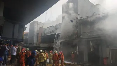 Petugas Pemadam Kebakaran berusaha memadamkan api yang membakar gudang kembang api di kawasan Pasar Pagi, Tambora, Jakarta Barat, Jumat (21/6/2019).  ANTARA FOTO/Muhammad Adimaja. (Muhammad Adimaja)