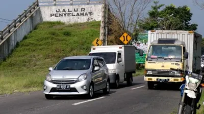 Sejumlah kendaraan melintasi bangunan jalur penyelamat di turunan jalan raya Magelang-Wonosobo desa Gondang, Kertek, Wonosobo, Jawa Tengah Rabu (29/5/2019). Jalur mudik di antara gunung Sindoro-Sumbing tersebut merupakan jalur rawan kecelakaan karena banyak tikungan, turunan maupun tanjakan sejauh 10 kilometer serta sering berkabut saat pagi dan sore hari. ANTARA FOTO/Anis Efizudin/foc.