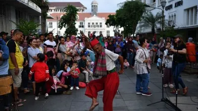 Warga menari di kawasan wisata Kota Tua, Jakarta Barat, Jumat (7/6/2019). Pada masa libur cuti Lebaran, kawasan wisata Kota Tua Jakarta dipadati wisatawan. ANTARA FOTO/Sigid Kurniawan./hp.