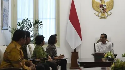 Presiden Joko Widodo (kanan) menerima Ketua Panitia Seleksi calon pimpinan Komisi Pemberantasan Korupsi (KPK) periode 2019-2023 Yenti Ganarsih (keempat kiri) bersama anggota di Istana Merdeka, Jakarta, Senin (17/6/19). Presiden berharap Pansel KPK menghasilkan calon pimpinan KPK dengan kemampuan managerial dan menguasai dinamika pemberantasan korupsi. ANTARA FOTO/Puspa Perwitasari/nz.