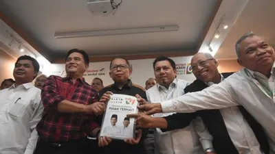 Ketua tim kuasa hukum capres dan cawapres 01, Yusril Ihza Mahendra (kedua kiri) bersama Direktur Hukum dan Advokasi Tim Kampanye Nasional (TKN) Joko Widodo-Ma'ruf Amin, Ade Irfan Pulungan (ketiga kanan) dan Wakil Ketua Tim Kampanye Nasional (TKN) Jokowi-Ma'ruf, Arsul Sani (ketiga) menunjukkan berkas perbaikan keterangan selaku pihak terkait dalam Sidang PHPU Pilpres 2019 saat konferensi pers perkembangan sidang tersebut di Rumah Pemenangan Cemara, Jakarta, Senin (17/6/2019). Tim kuasa hukum TKN dalam ketera