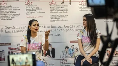 Dua aktris pemeran film Rumput Tetangga, Donita (kanan) bersama Titi Kamal (kiri) berbincang saat melakukan kunjungan ke Kantor Berita Antara, di Wisma Antara, Jakarta, Jumat (5/4/2019). Kunjungan tersebut dalam rangka promosi film genre drama komedi berjudul Rumput Tetangga yang akan tayang pada18 April 2019. (ANTARA FOTO/Aprillio Akbar)