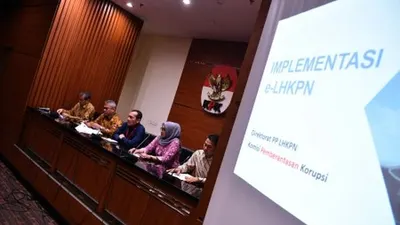 Ilustrasi--Wakil Ketua KPK Saut Situmorang (tengah), Ketua KPU Arief Budiman (kedua kiri), Komisioner KPU Ida Novida Ginting Manik (kedua kanan), Deputi Pencegahan KPK Pahala Nainggolan (kiri) dan Direktur LHKPN KPK Isnaini memberikan keterangan pers di kantor KPK, Jakarta, Senin (8/4/2019). KPK bersama KPU mengumumkan secara resmi nama-nama anggota DPR, DPD, dan DPRD yang telah melaporkan LHKPN secara tepat waktu, melaporkan terlambat dan belum melaporkan sama sekali untuk pelaporan periodik 2018 yang dila